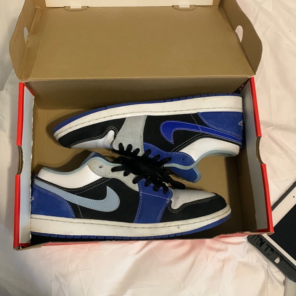 Grade B condition , comes with crease protectors and come with different box.